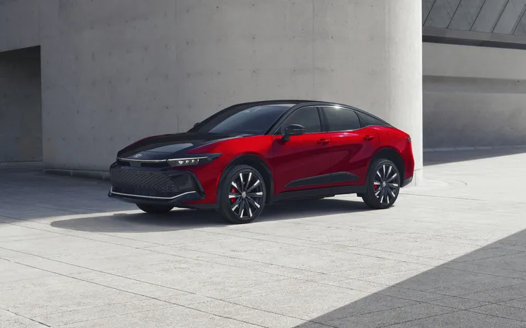 Разбираем обновление Toyota Crown 2027: чем отличается гибрид THS 5, почему расход вырос на 1 mpg, как изменились комплектации и цены. Разбираем обновление Toyota Crown 2027: чем отличается гибрид THS 5, почему расход вырос на 1 mpg, как изменились комплектации и цены.