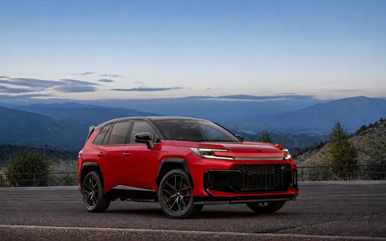 Toyota RAV4 GR Sport PHEV: спорт или дорогой гибрид